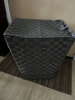 Clothes hamper with lid