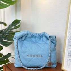 A classic and fashionable bag for women