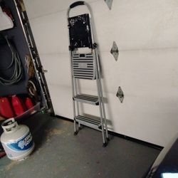 Folding 3-Step Ladder