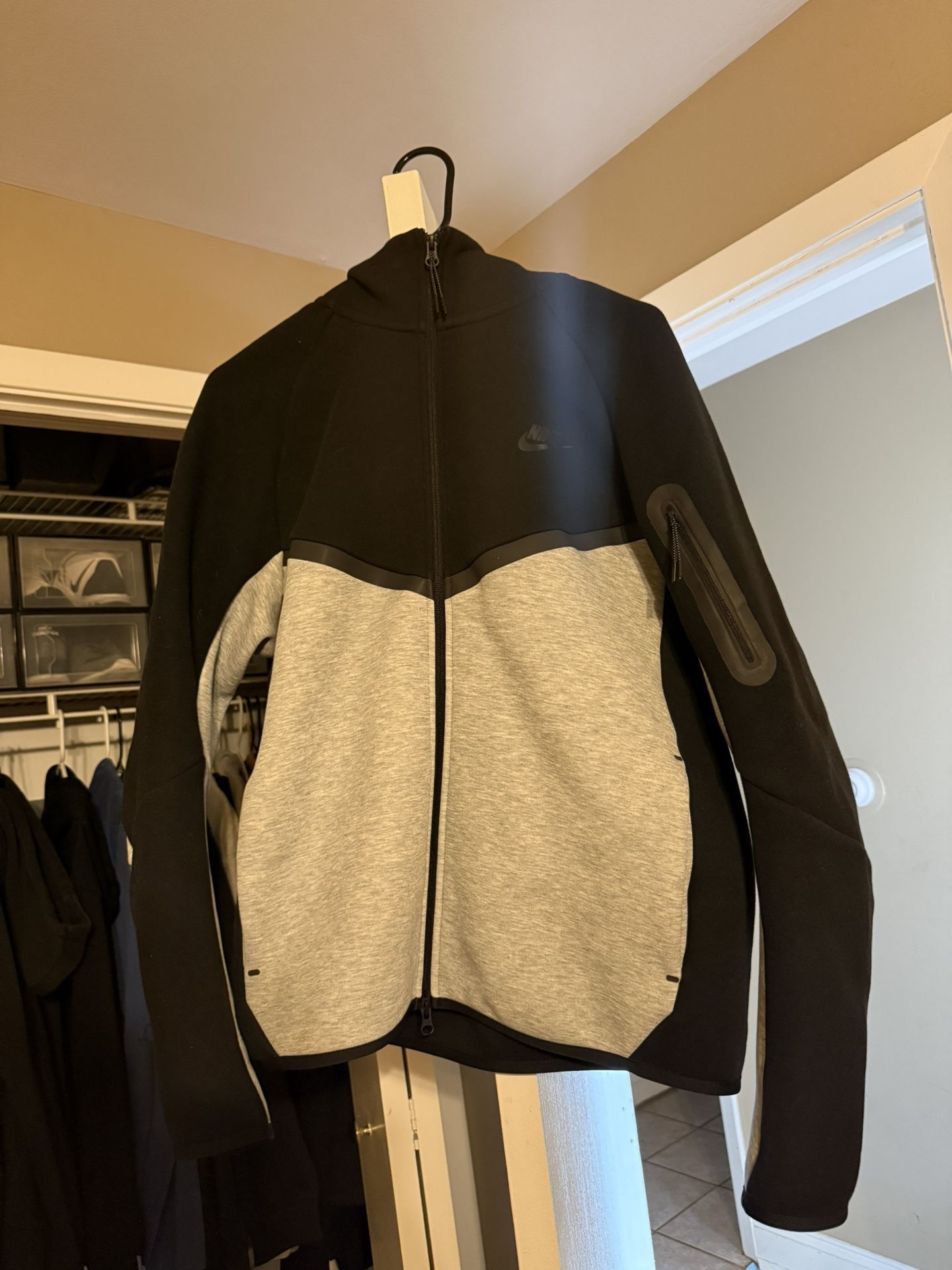 Medium Men’s Nike Tech Fleece