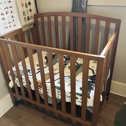 Folding and adjustable crib