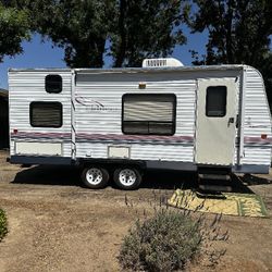 2004 Pioneer Travel Trailer Sleeps 7