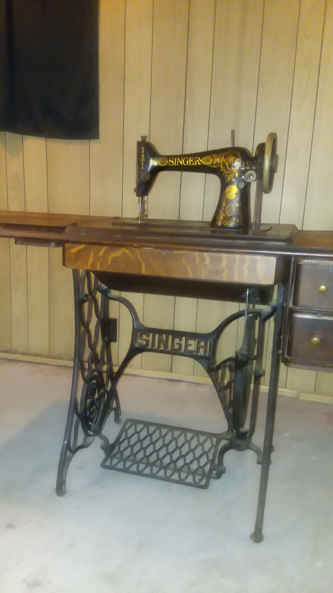 1903 Singer sewing machine in its original table works great and drawer are full of 1910sewing parts