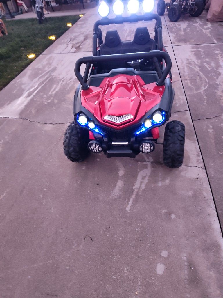 Carrito Eléctrico Para Niños En Buenas Condiciones Lo Único Que Tienes Que No Tengo El Control Pero Todo Lo Demás Trabaja Bien
