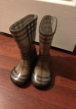 Burberry rain boots 6/7 girls.