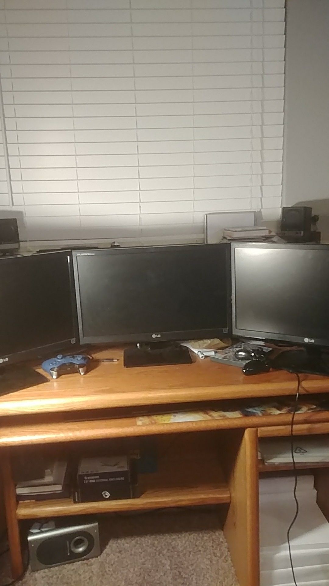 3 LG Flatron E2241 Monitors
