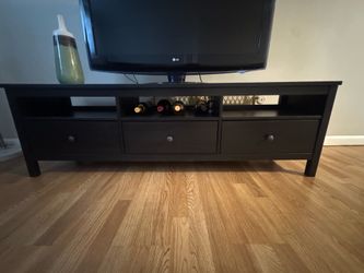 $35 TV Stand w/ 3 Drawers — MUST GO FAST