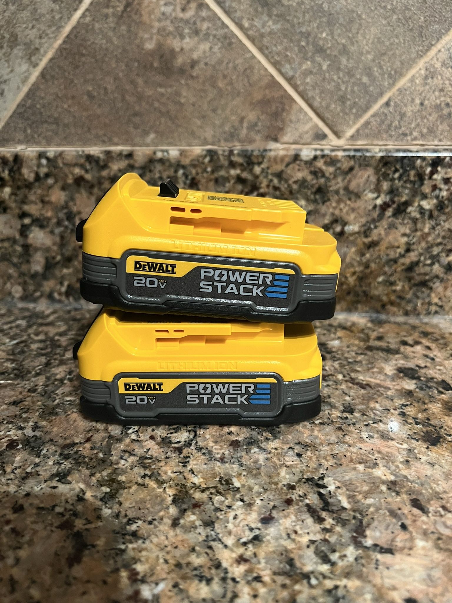 Dewalt 1.7 Amp Power stack Batteries 🔋 • Ne