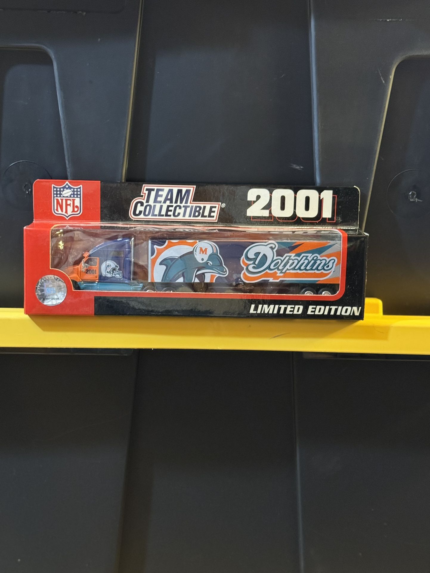 2001 FLEER - MIAMI DOLPHINS - 1/80 SCALE - TRACTOR TRAILER - MINT IN BOX