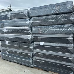 Queen size mattress pillow top 12”   New mattress in a plastic sealed.    ☎️📲🔥(213)713-74-80