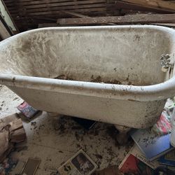 Vintage Clawfoot Tub With Hardware 