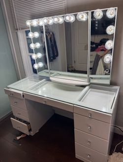 Preowned impressions vanity . Signs of use. $400