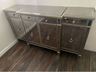 Mirrored Accent Cabinet / Buffet Console – Glam Style – Excellent Condition