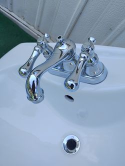 Pedestal Sink in Great condition