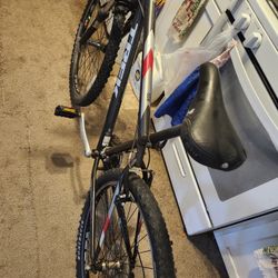 BIKE TREK 26INCH 18SPEED SHIMANO SHIFTING AND BREAK PERFECT EVERYTHING IS GOOD CONDITION  820