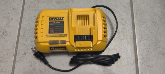 DeWalt DCB118 20V 8amps Fast Charger - New