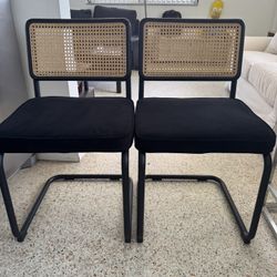 Sillas modernas negras con respaldo de ratán