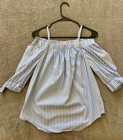 IZ BYER Blue Striped Off‑Shoulder Blouse • Casual Chic