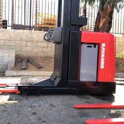2000 Raymond Order Picker 
