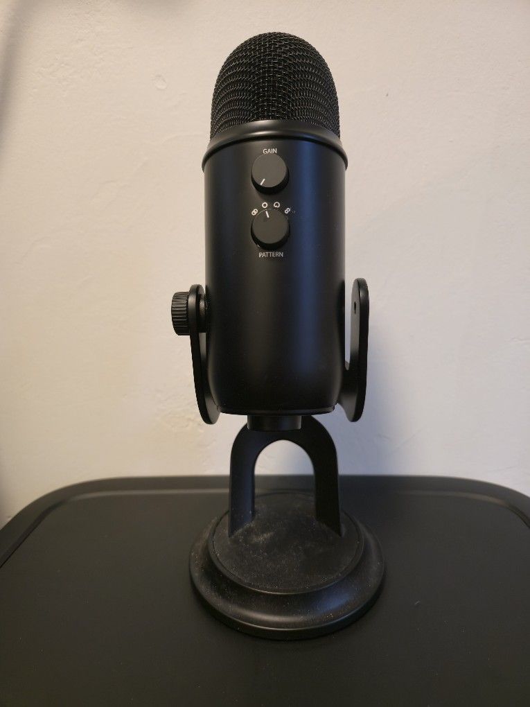 BLUE YETI USB MICROPHONE FOR CREATORS SEE DESCRIPTION