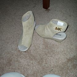 NEW MICHAEL KORS  SHOES SIZE 3 $20.00