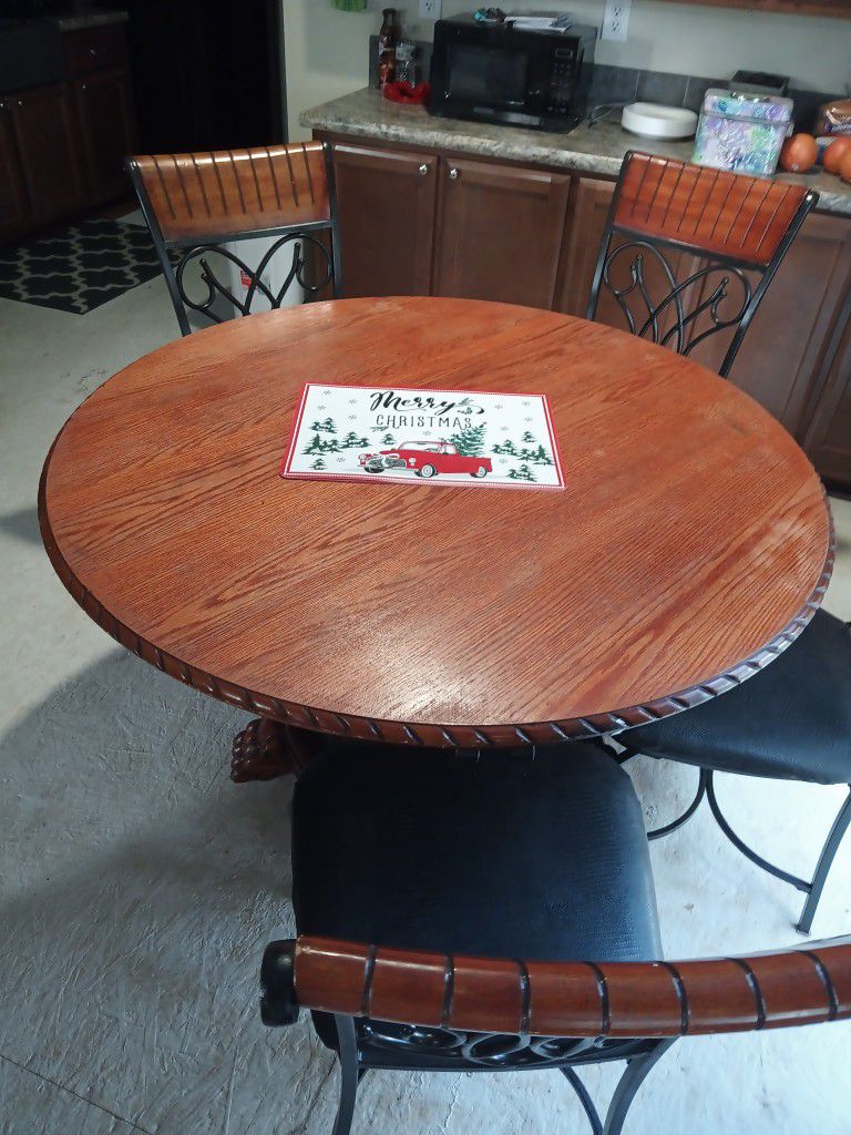 Round Table With Four Chairs In Good Condition 