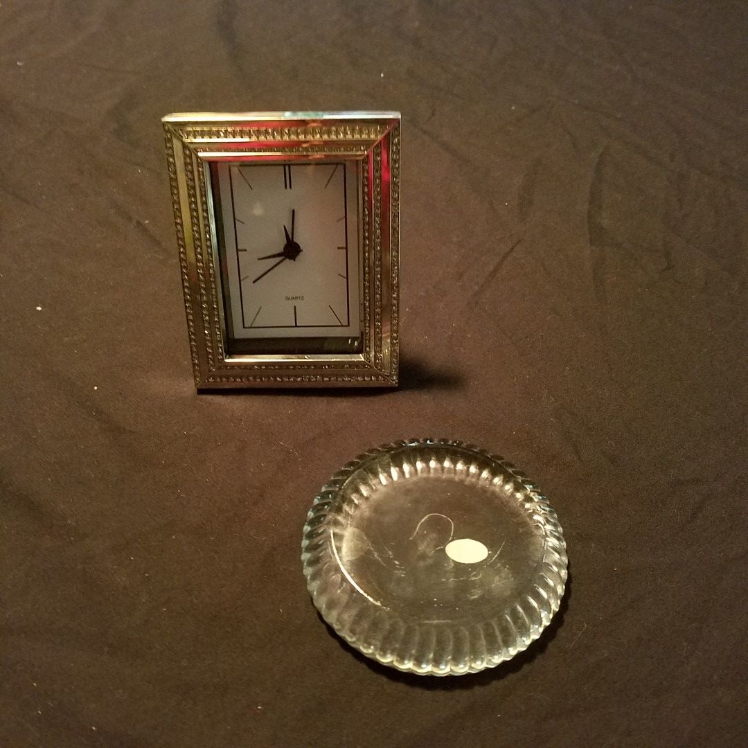 Quartz gold frame clock and paperweight