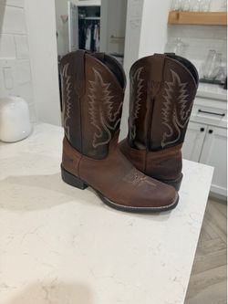 Boys boots size 5 1/2