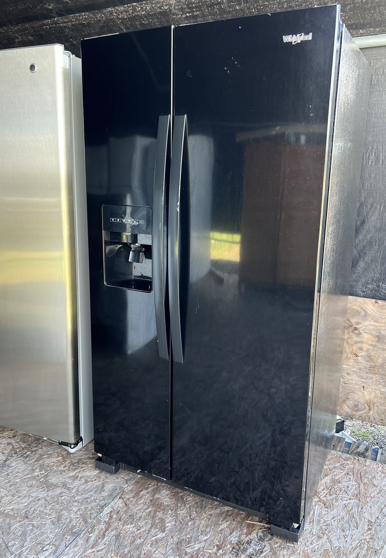 36W” Whirlpool High Gloss Black Refrigerator: todo Le Funciona Perfecto