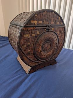Round bamboo chest for shelf