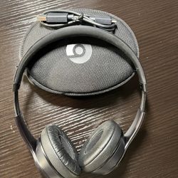 Beats solo3 wireless on The Ear Headphones Black With Case And charger