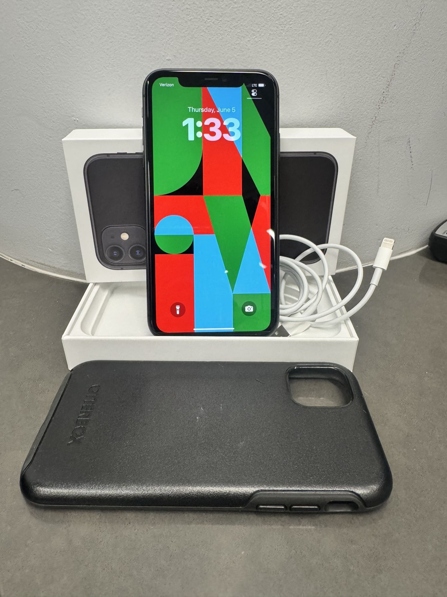 IPhone 11 128b GB, Pristine condition Like new!! UNLOCKED use any carrier. Hablo Espanol.