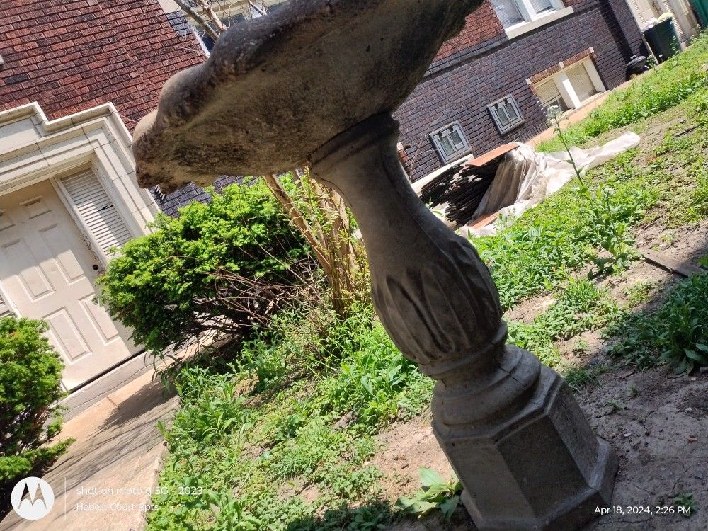 BEAUTIFUL STONE BIRD BATH