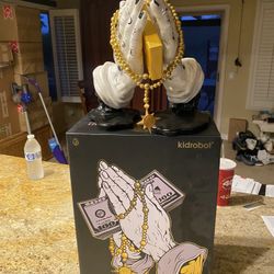 Kid robot “ Let Us Pray” Statue W/box 