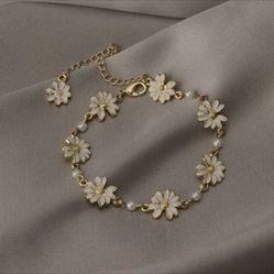 Bracelets of Daisy flowers for women