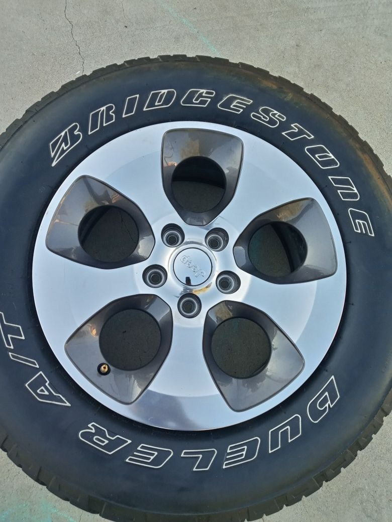 Jeep rubicon wheel tire like new