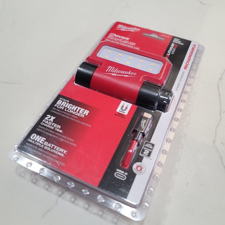 Milwaukee 2114 21 550 Lumen USB Rechargeable Rover Pivoting Flood Light