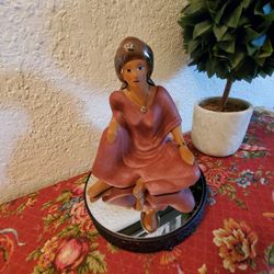 Pretty figurine in excellent condition like new includes figurine only
