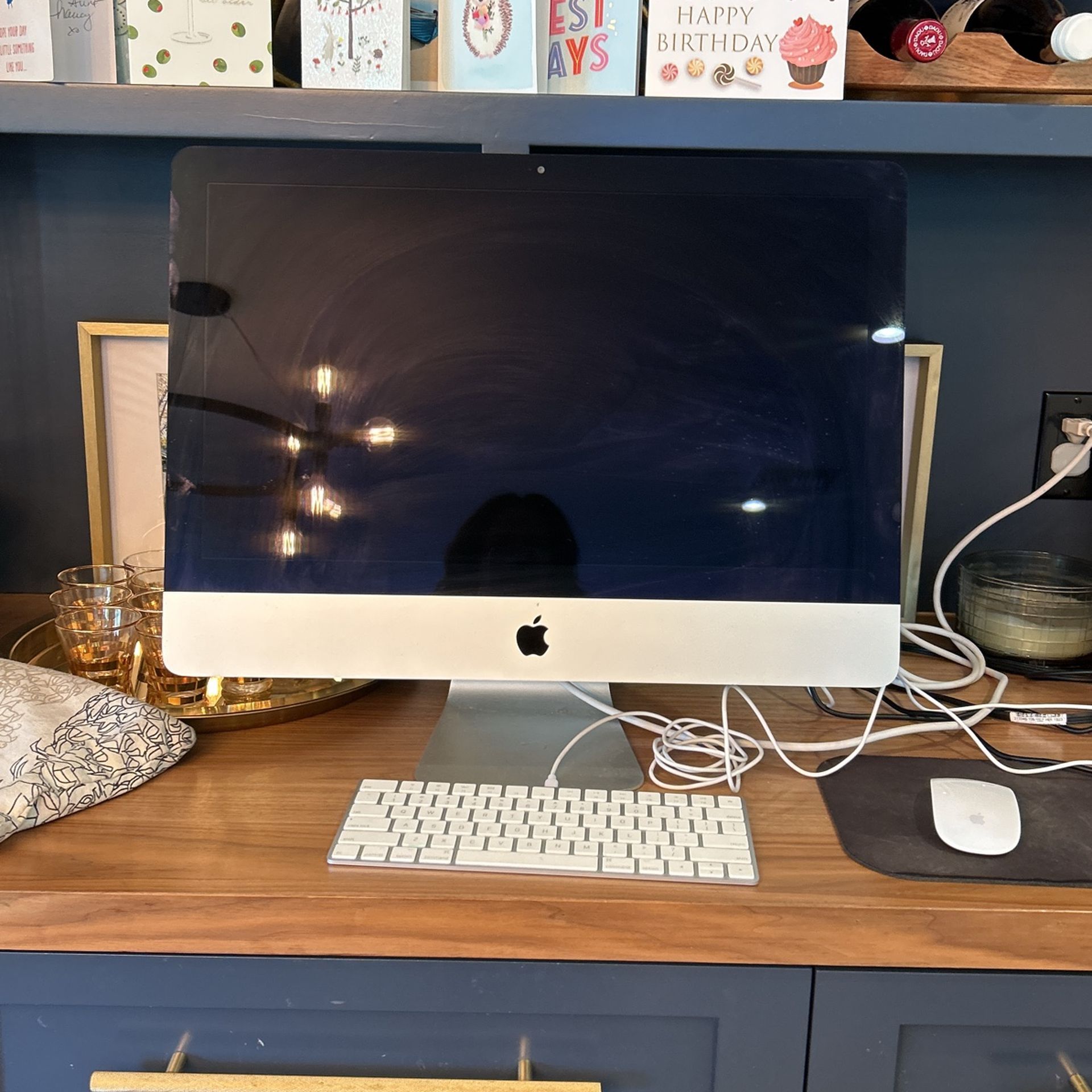 iMac 21.5 Inch Computer With Mouse And keyboard
