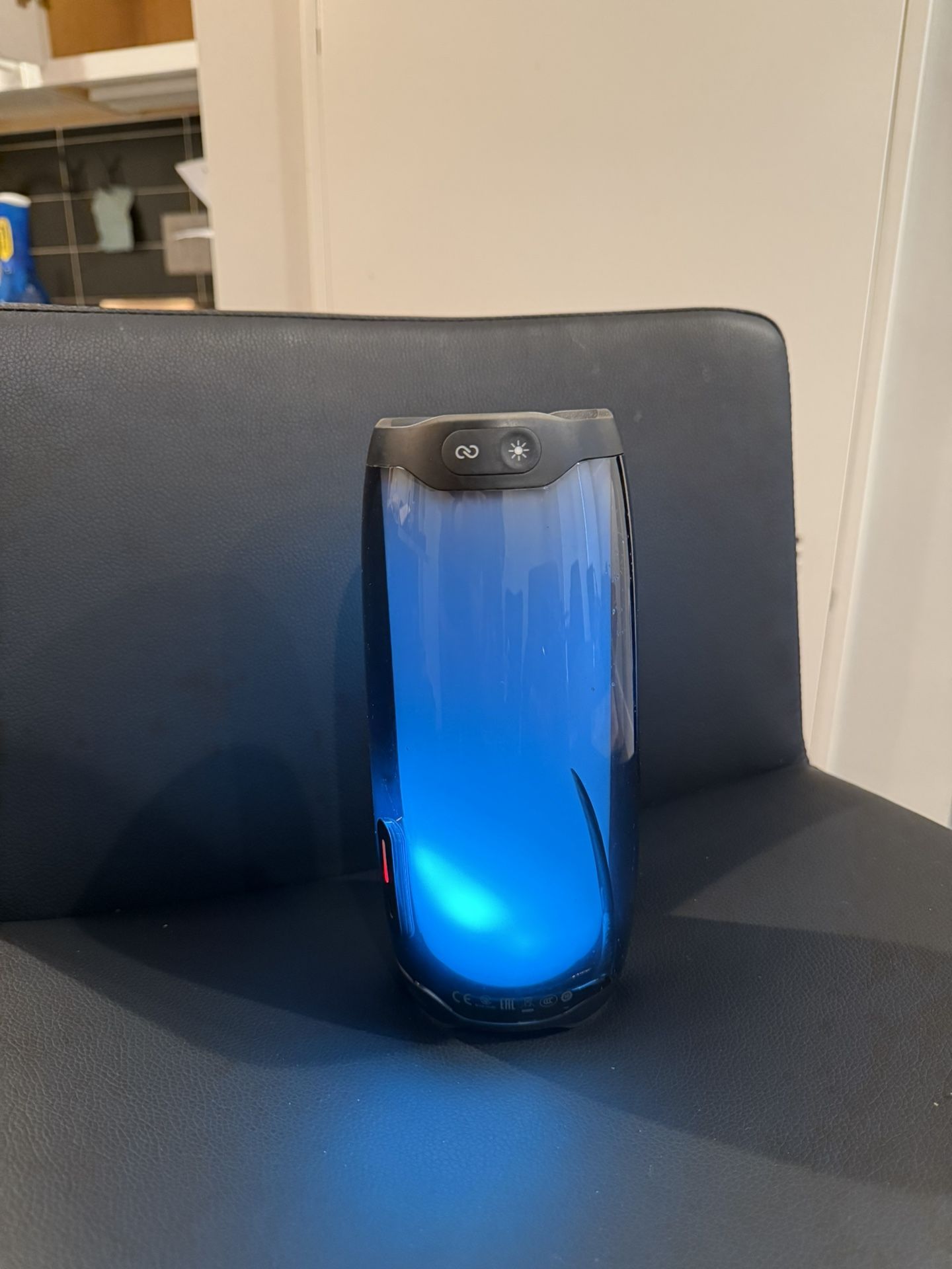 30dollars jbl player theres a crack