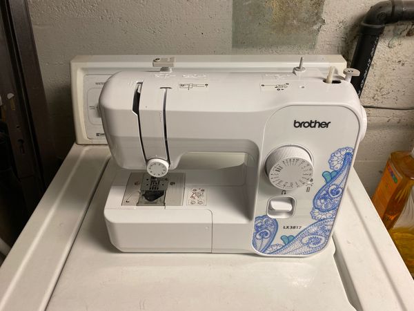 BROTHER LX3817 17-Stitch Sewing Machine. Without Power Cord and Foot