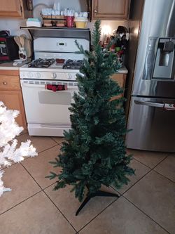 Cute 3 1/2 foot green christmas tree 🎄 no lights add your own.