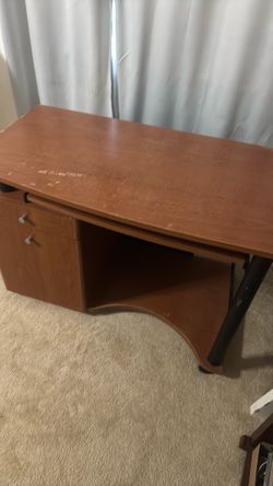Desk (Pick up only, East Lancaster)
