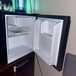 Black Mini Fridge – Clean & Works Perfectly 🧊