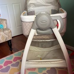 Bassinet and changing table, 2 in 1