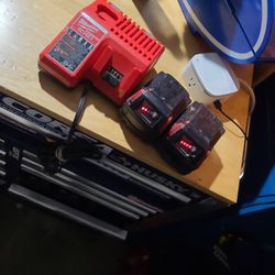 M18 M12 CHARGER + 2‐ 3.0 M18 BATTERIES 