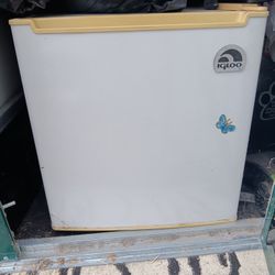 IGLOO Tabletop Mini Fridge W/small Freezer 