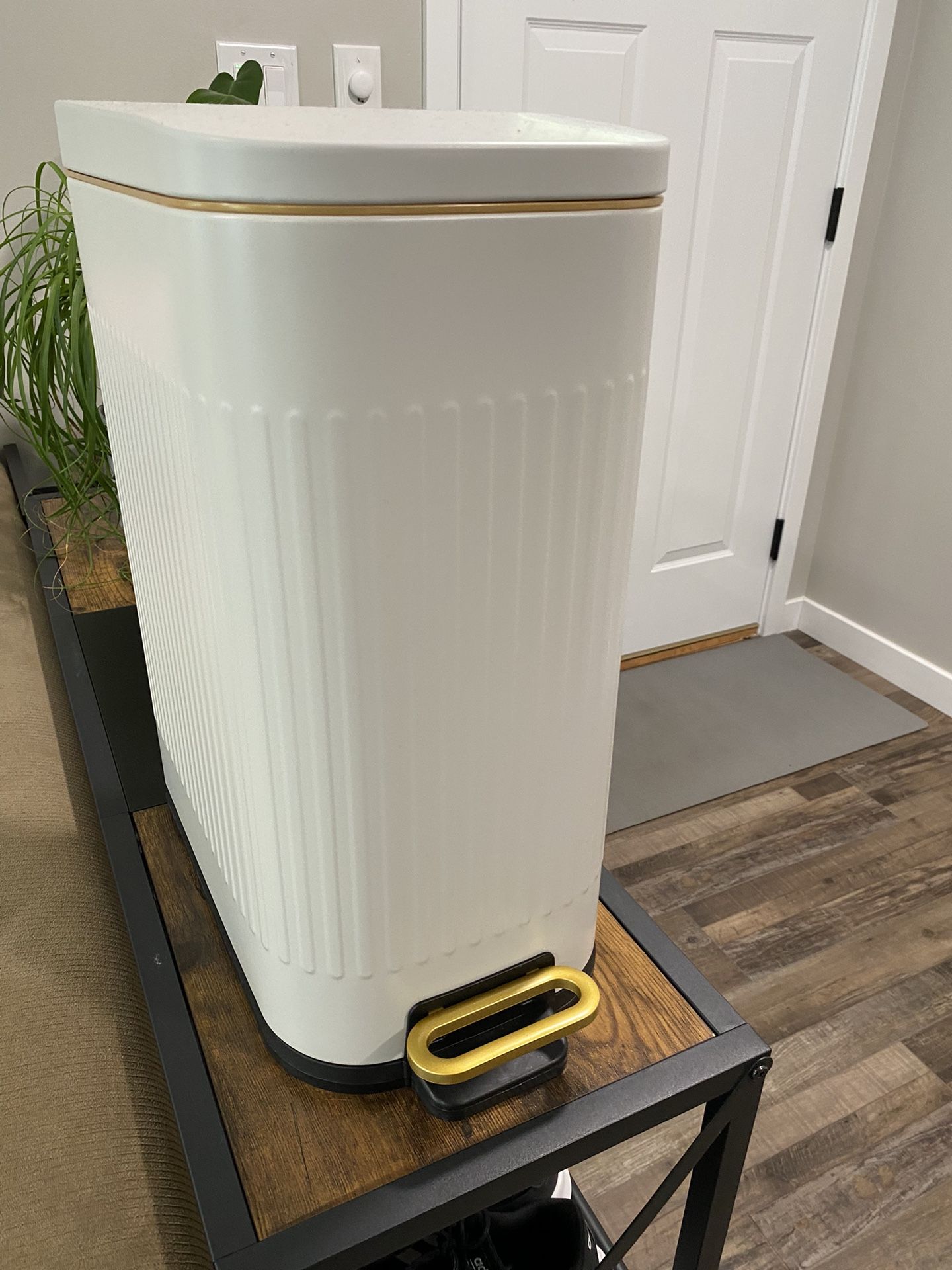 Trash Can Gold Cream 
