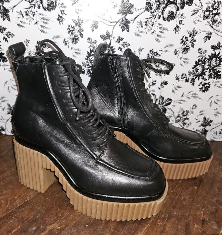 Womans Boots Size 8.5
