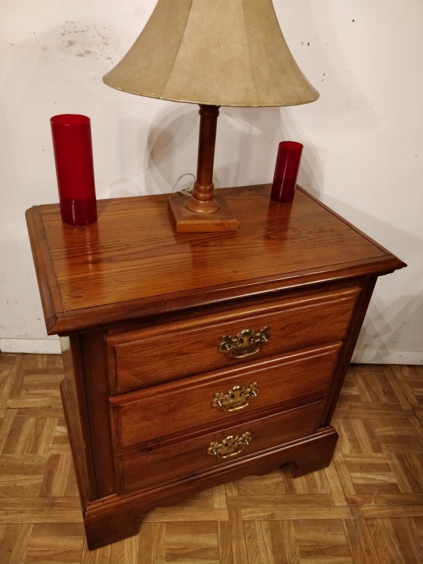 Like new wooden night stand in very good condition, all drawers sliding smoothly, p